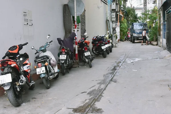 12 de julio de 2018. Vietnam. Nha trang. Muchos ciclomotores y motocicletas scooter diferentes colores estacionados en la calle —  Fotos de Stock