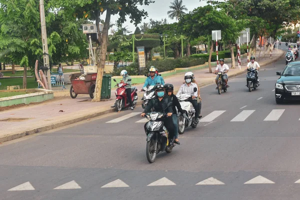12 de julio de 2018. Vietnam. Nha trang. Personas que usan máscaras y cascos montando ciclomotores —  Fotos de Stock