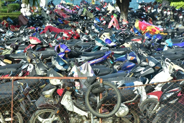 12 de julio de 2018. Vietnam. Nha trang. Muchos ciclomotores y motocicletas scooter diferentes colores estacionados en la calle —  Fotos de Stock