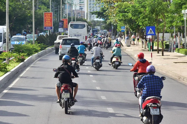 12 juli 2018. Vietnam. Nha Trang. Bussar, bilar och cyklar går på väg. — Stockfoto