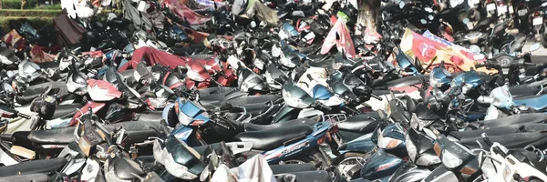 12 de julio de 2018. Vietnam. Nha trang. Muchos ciclomotores y motocicletas scooter diferentes colores estacionados en la calle — Foto de Stock