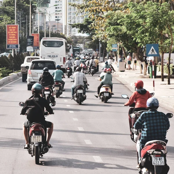 12 juli 2018. Vietnam. Nha trang. Människor köra moped i stadstrafik. — Stockfoto