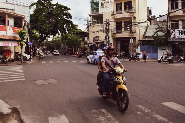 12 Temmuz 2018. Vietnam. Nha Trang. Yaya geçidine sahip yol kavşağı. Adam ve kadın sürme bir moped