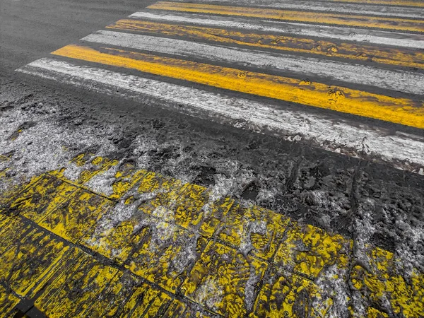 Övergångsställe över vägen markerade med vita och gula ränder. Lättnad gul gatsten för funktionshindrade personer med dålig syn — Stockfoto