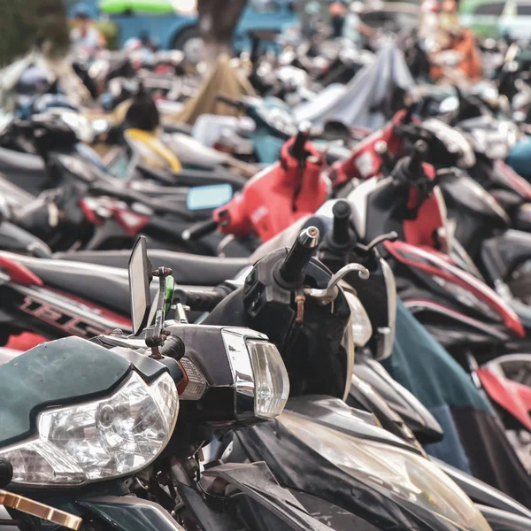 7 juli 2018. Vietnam. Nha trang. Många mopeder och scooter motorcyklar olika färger parkerade på gatan — Stockfoto