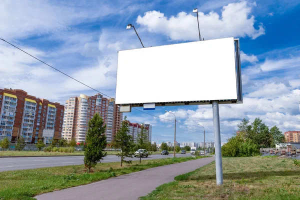 Modèle de panneau d'affichage en arrière-plan de la ville. temps d'été ensoleillé, nuage — Photo