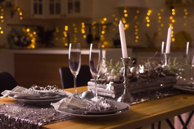 Bir masa, gözlük, erişte, ışıklar ile Yeni Yıl iç.