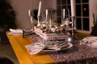 Gözlük, mum ve ışık, masa ayarı ile şenlikli akşam.