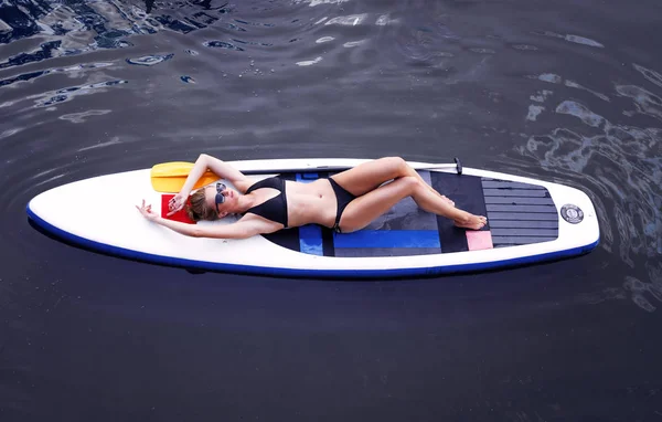 Jeune Femme Pagayant Sur Sup Board Sur Lac Vacances Été — Photo