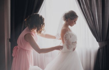 Nedime gelin gelinlik ile yardım