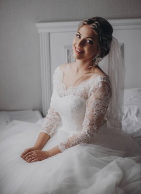 Güzel bir gelin küpe ayarlar. Güzel gelin odasında. Sabah gelin. Gelin portresi.