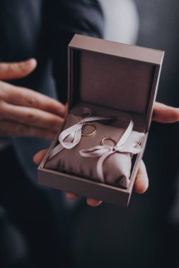 nişan yüzüğü ya da takım elbiseli bir adam elinde mevcut