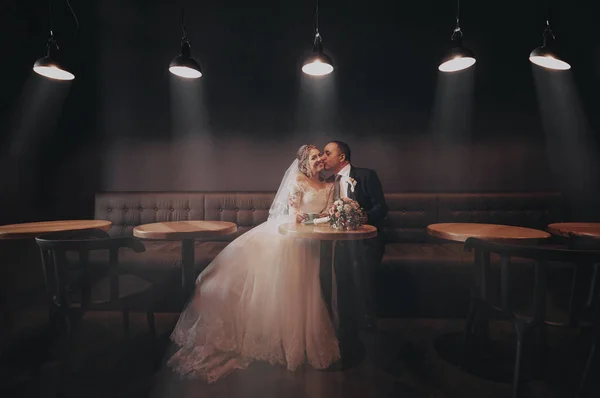 ランプの下でのカフェでかわいい夫婦 — ストック写真