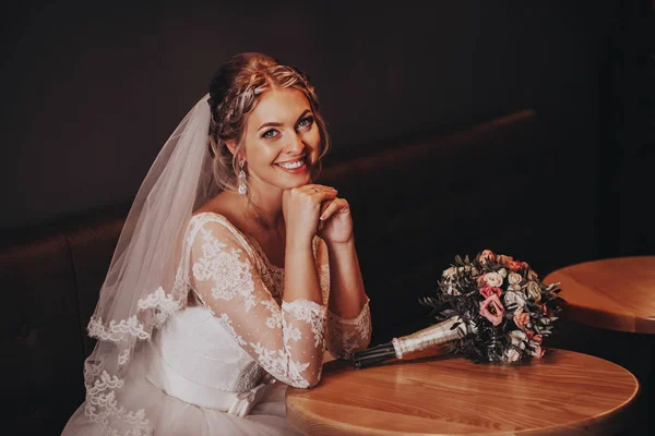 Nevěsta Kavárně Svatební Kytice Dřevěný Stůl Restaurantwedding Kruzích Milující Pár — Stock fotografie