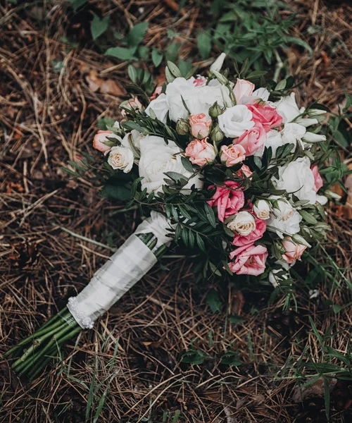 Orman çim üzerinde buket düğün