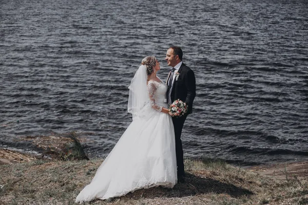 커플입니다 Merried입니다 닫습니다 그들의 결혼식에 신랑입니다 신부는 해변에 드레스 — 스톡 사진