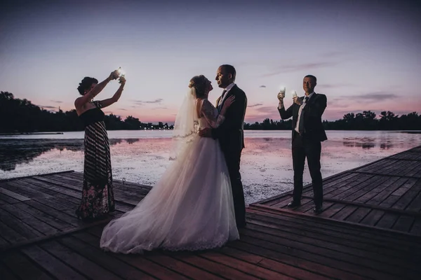 Esküvő Házaspár Háttérben Folyó Este Meg Newlywed Fény Zseblámpák Smartphone — Stock Fotó