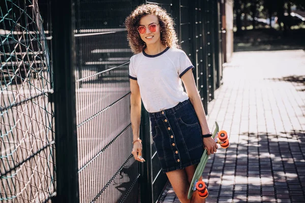 Skater Mujer Rizada Gafas Color Rosa Aire Libre Con Monopatín — Foto de Stock