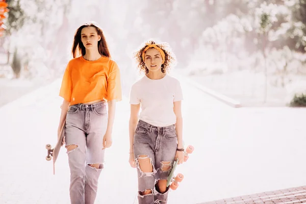 Dwa Piękne Młode Hipis Kobieta Model Letnie Ubrania Białe Hipster — Zdjęcie stockowe