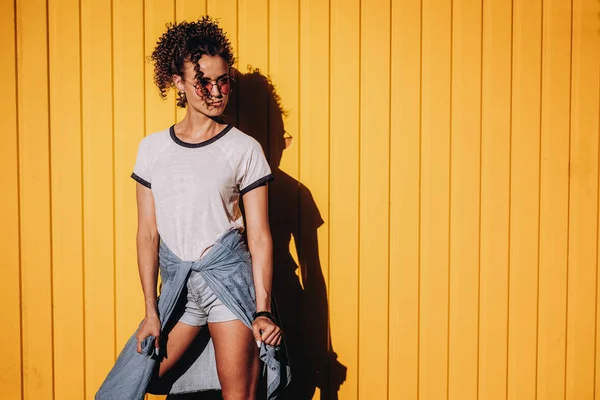 Retrato Una Hermosa Joven Rizada Casual Con Gafas Color Rosa — Foto de Stock