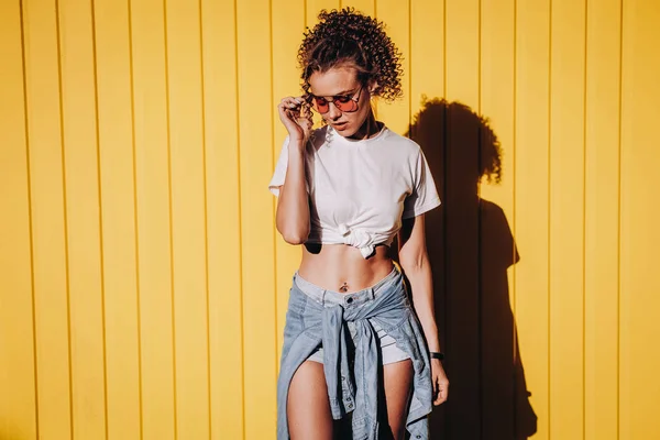 Retrato Una Hermosa Joven Rizada Casual Con Gafas Color Rosa — Foto de Stock