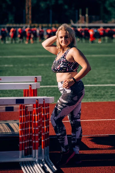 Mutlu genç kilolu kadın giyim eğitim stadyum üzerinde olması