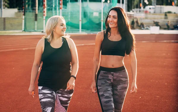 Entrenamiento Mujer Delgada Con Sobrepeso Junto — Foto de Stock