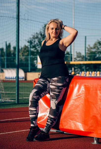 Junge Erholsamen Sportlerin Auf Stadion Stehen Dicke Frau — Stockfoto