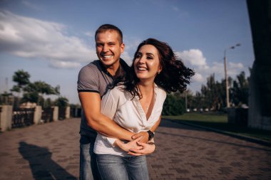 yaz tatili ve aşk kavramı - çift dışarıda eğleniyor