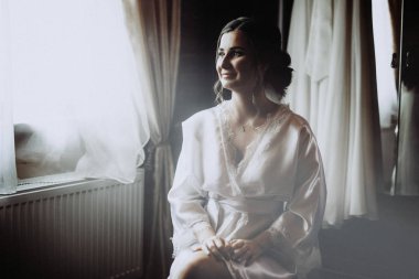 Muhteşem gelin zarif lüks otel oda yüz closeup rüya gibi ifade, düğün hazırlık sabaha