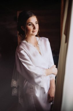 Bir bakış balkon duran ve beyaz dantel iç çamaşırlarıyla poz muhteşem bir kadın. Vintage iç odasında kız büyük Vitrinlere bakıyor. Sabah geline.