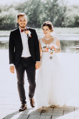 Yeni evliler doğada bir yaz yürüyüş. Şık damat ve gelin