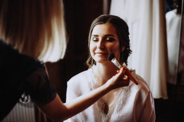 güzel genç gelin düğün makyaj ve saç yatak, yeni evli kadın son hazırlık ve sunuş düğün için ile. mutlu gelin bekleyen damat. evlilik gün an düğün. Gelin portre yumuşak odak