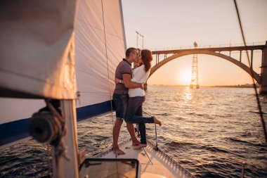 Yatta gün batımında romantik Çift