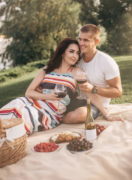 Kadın ve toasting ve birbirimizi piknik içme üzerinde adam şarap,