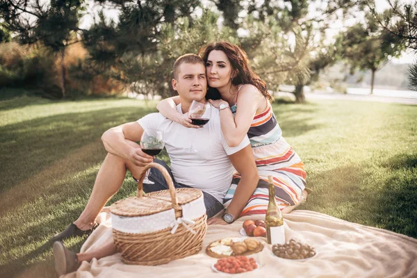 Pareja Enamorada Bebe Vino Blanco Picnic Verano —  Fotos de Stock