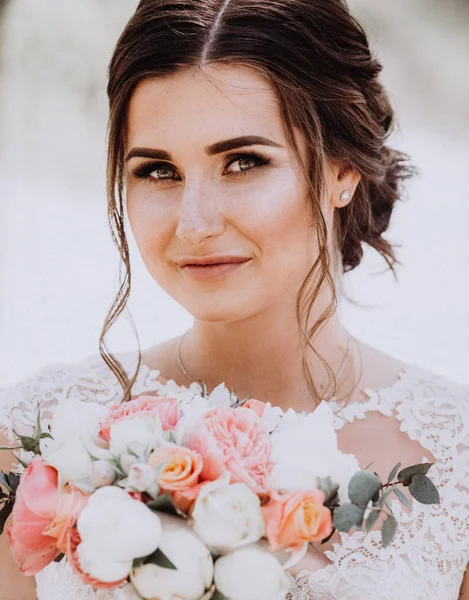 Ohromující Mladá Nevěsta Drží Kytici Zblízka Portrétní — Stock fotografie