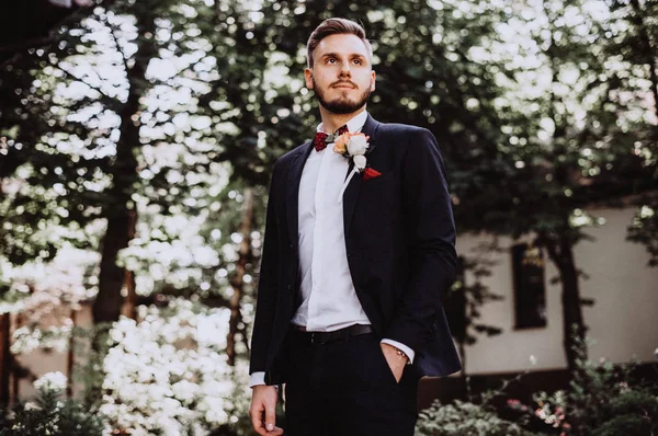 Düğün tuxedowaiting gelin, damat. Zengin düğün gününde damat. Zarif damat kostüm ve Papyon. İlik tutan takım elbiseli damat.