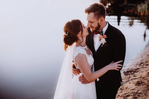 Retrato Recém Casados Apaixonados Pôr Sol Perto Lago Rio — Fotografia de Stock