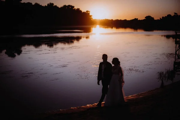 Menyasszony Vőlegény Sunset Romantikus Házaspár — Stock Fotó