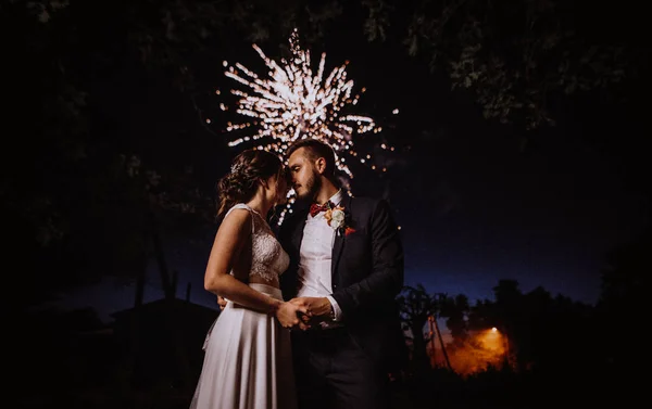 Wedding Fireworks Bride Groom Hugging Night Firework Salute Background Wedding — Stock Photo, Image