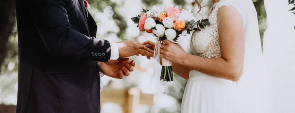 Ceremonii Ślubnej Nowożeńcy Wymiana Pierścieni Panna Młoda Zakładanie Ring Ręka — Zdjęcie stockowe