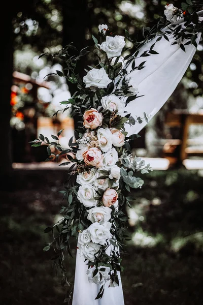 森の背景にバラの花の結婚式のアーチ — ストック写真