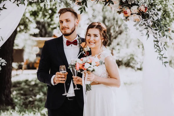 Düğün töreni iki aşık kalpler. Yeni gözlük ile evli