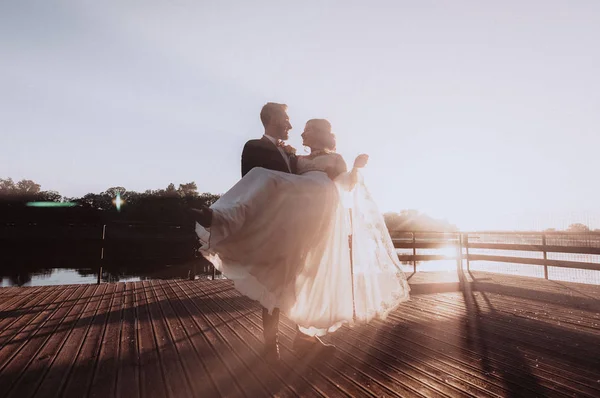 Vőlegény Menyasszonya Hordozza Karját Fából Készült Móló Naplemente Fotó Nap — Stock Fotó