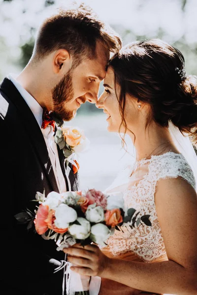 Gelin ve damat portre. Mutlu bir çift yeni evli gelin ve damat doğa yeşil ormanının bir düğünde. Düğün çifti