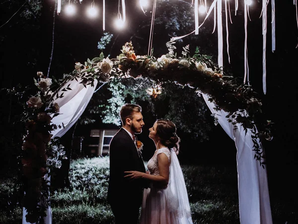 Belo Jovem Casal Debaixo Uma Árvore Noite Cerimônia Casamento Noite — Fotografia de Stock