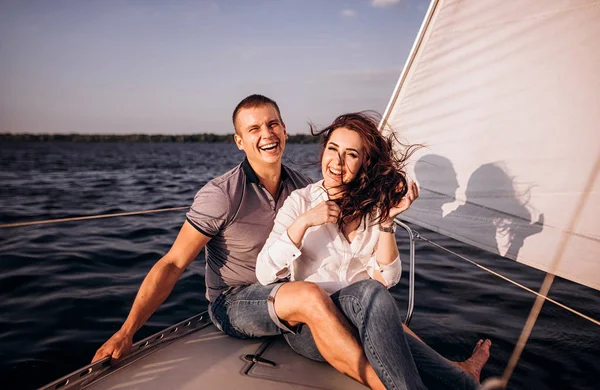 Genç bir çift rahatlatıcı bir yatta. Mutlu zengin bir adam ve bir kadın tarafından özel tekne deniz yolculuklar.