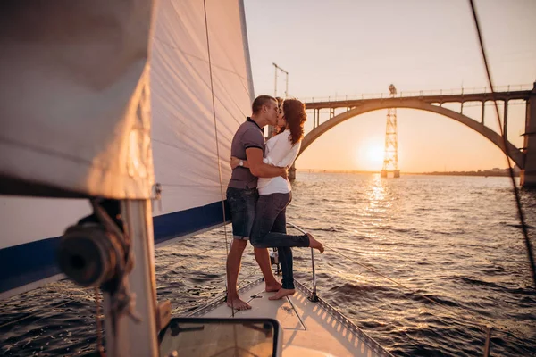 Yatta gün batımında romantik Çift