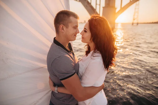 Romantikus Pár Szerelem Vitorlás Naplemente Napsütésben Yacht Boldog Exkluzív Alternatív — Stock Fotó